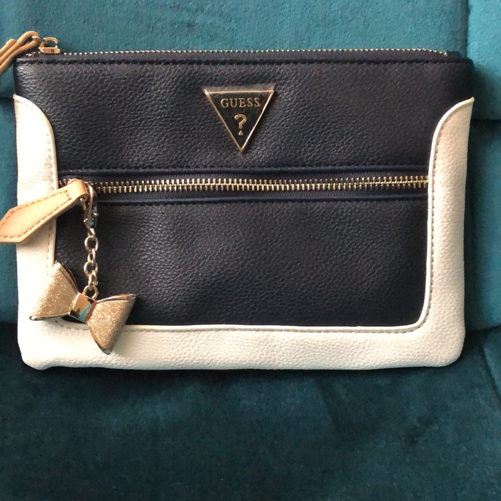 Free w/ purchase or $5 NWOT GUESS Navy/White/Tan Wristlet - Picture 3 of 14